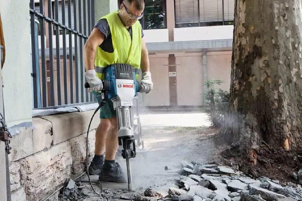 Trabajador con Martillo Demoledor Bosch